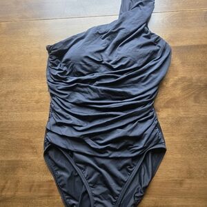 La Blanca Black One Shoulder Swimsuit Size 4 | Ruched Slimming One Piece